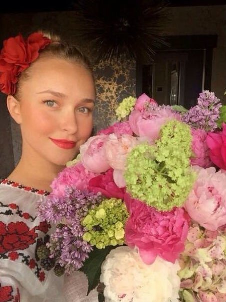 Хайден также показала букет цветов, который ей подарил Владимир