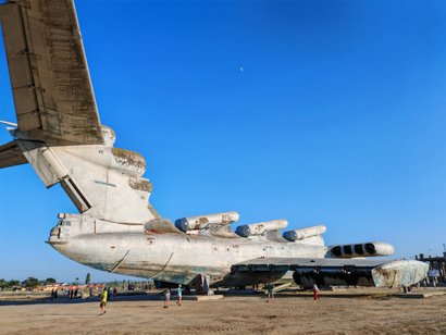 Экраноплан Лунь на песке в ясный солнечный день