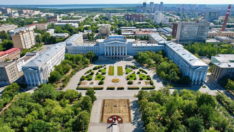 Уральский федеральный университет имени Кирова в Свердловске летом.