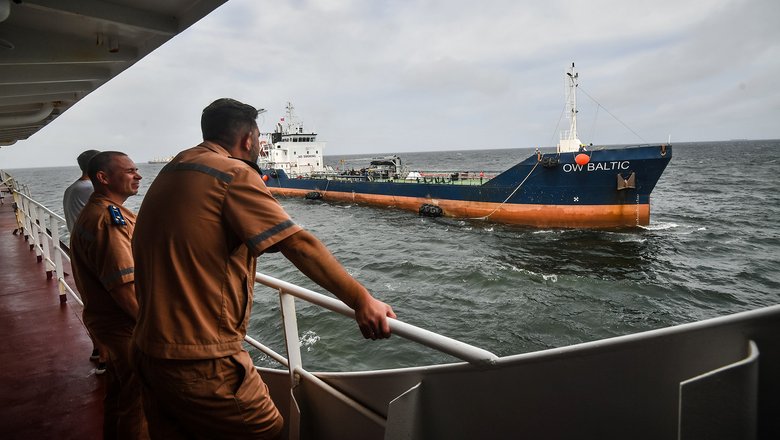 Танкер Ow Baltic подходит к исследовательскому судну Балтийского флота «Адмирал Владимирский» для дозаправки Танкер Ow Baltic подходит к исследовательскому судну Балтийского флота «Адмирал Владимирский» для дозаправки