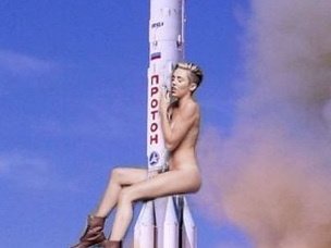 Slide image for gallery: 3250 | Комментарий lady.mail.ru: На ракете-носителе "Протон" тоже нашлось место для обнаженной Сайрус