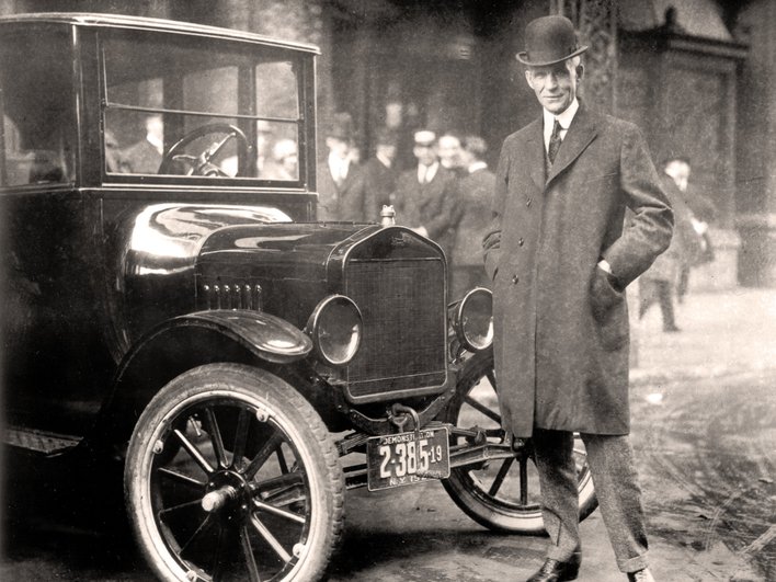 Генри Форд стоит у автомобиля Ford Model T Генри Форд стоит у автомобиля Ford Model T