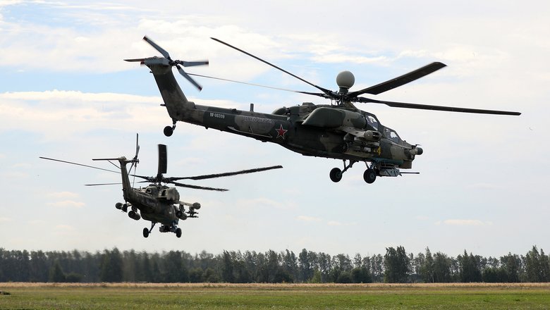 Вертолеты Ми-28 «Ночной охотник» во время взлета в подготовительный день этапа конкурса «Авиадартс»
