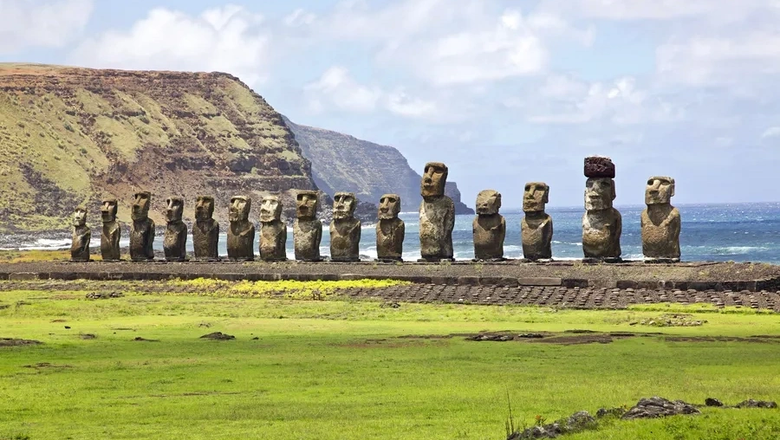 Каменные идолы-моаи на острове Пасхи.