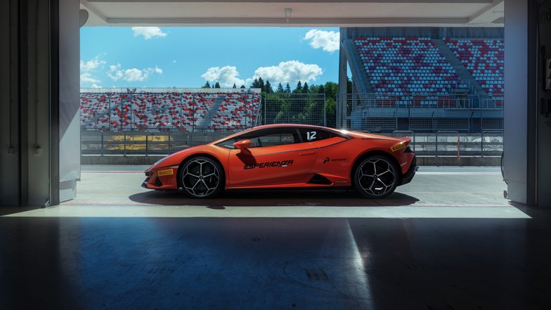 slide image for gallery: 24753 | Lamborghini Huracan Evo