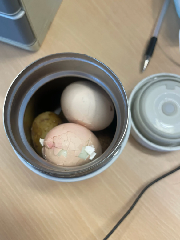 Вареные яйца с картошкой тоже не оценили. Фото: Weibo