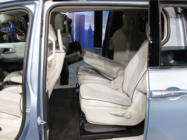 slide image for gallery: 19737 | Chrysler Pacifica