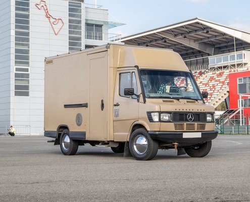 Как превратить почтовый Mercedes-Benz 308D в Barber Bus
