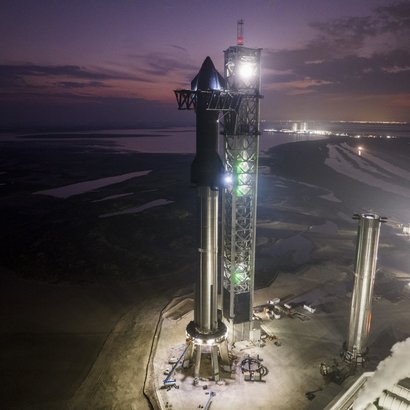 Так гигантская ракета выглядит днем и ночью. Фото: SpaceX / Twitter