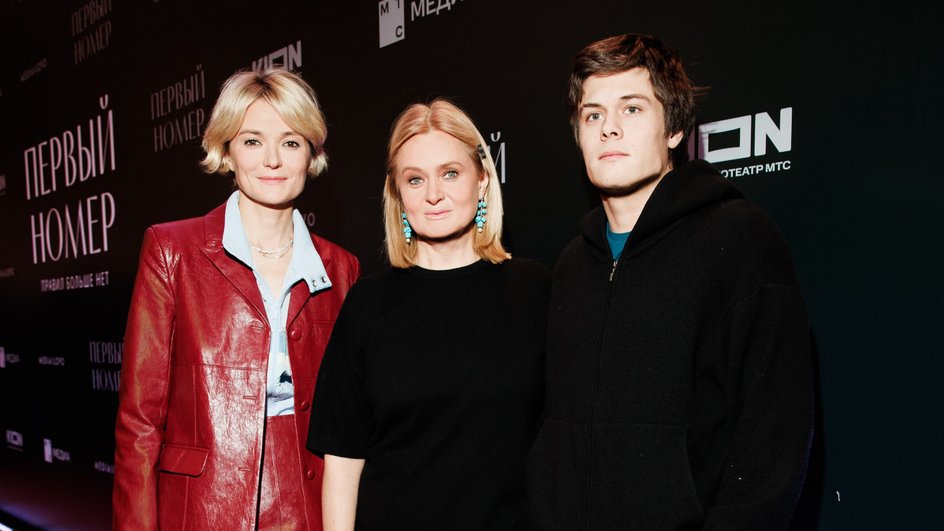 Анна Михалкова с сестрой Надеждой и сыном Андреем Баковым на премьере сериала «Первый номер» , фото: пресс-служба Анна Михалкова с сестрой Надеждой и сыном Андреем Баковым на премьере сериала «Первый номер» , фото: пресс-служба
