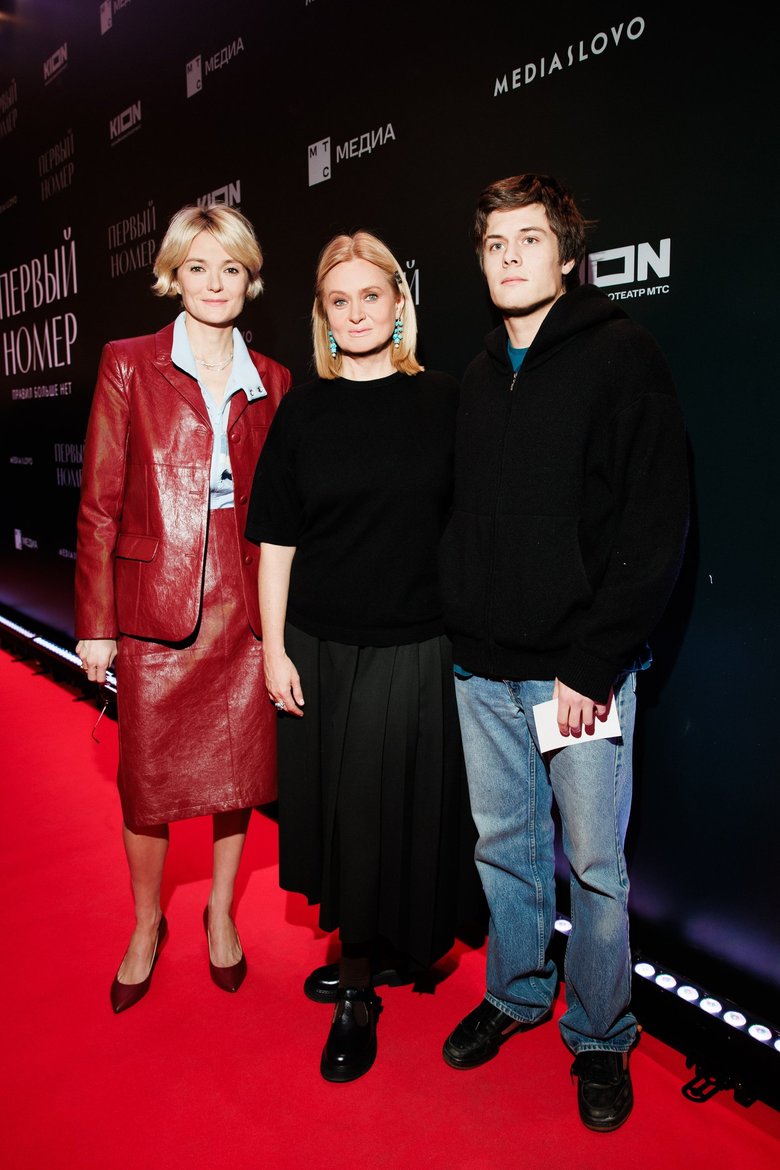 Анна Михалкова с сестрой Надеждой и сыном Андреем Баковым на премьере сериала «Первый номер» , фото: пресс-служба Анна Михалкова с сестрой Надеждой и сыном Андреем Баковым на премьере сериала «Первый номер» , фото: пресс-служба