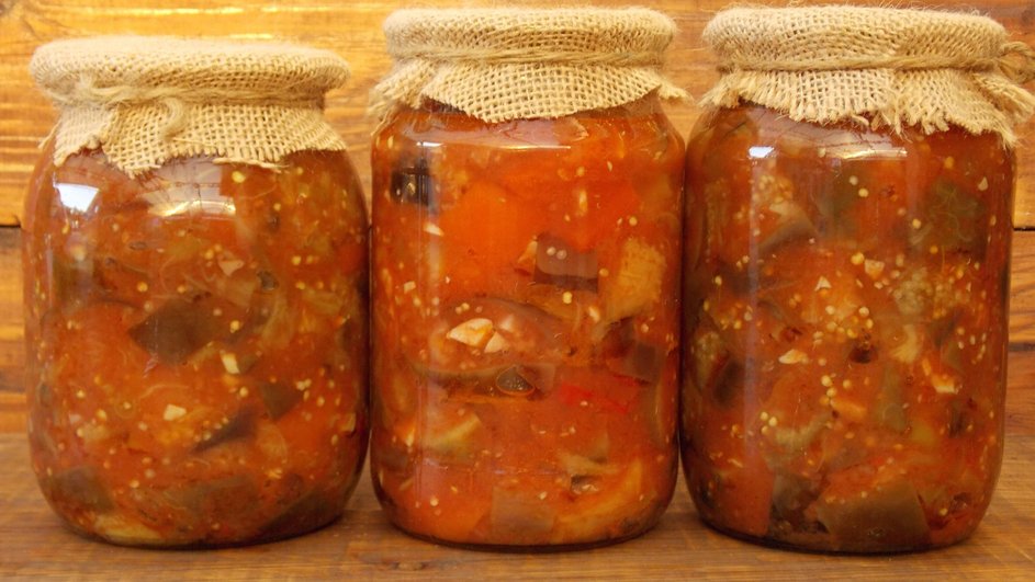 Банки с овощным салатом, заготовленные на зиму Банки с овощным салатом, заготовленные на зиму