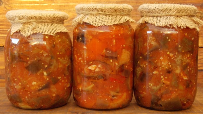 Банки с овощным салатом Банки с овощным салатом