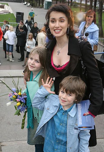Тина Канделаки с детьми Меланией и Леонтием