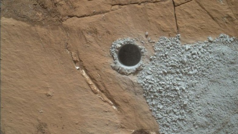 Серебристая пыль, извлеченная из скалы марсоходом Curiosity. Анализ показал, что она содержит минерал тридимит, что было очень неожиданно. Фото: NASA/JPL-Caltech/MSSS