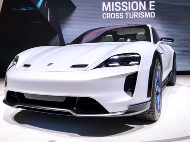 slide image for gallery: 23538 | Porsche Mission E Cross Turismo