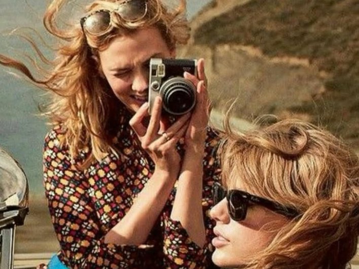 Карли Клосс фотографирует Тейлор Свифт Карли Клосс фотографирует Тейлор Свифт