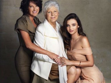 Slide image for gallery: 6169 | Супермодель Миранда Керр поздравила своих поклонников с женским днем и показала фото со своими мамой и бабушкой