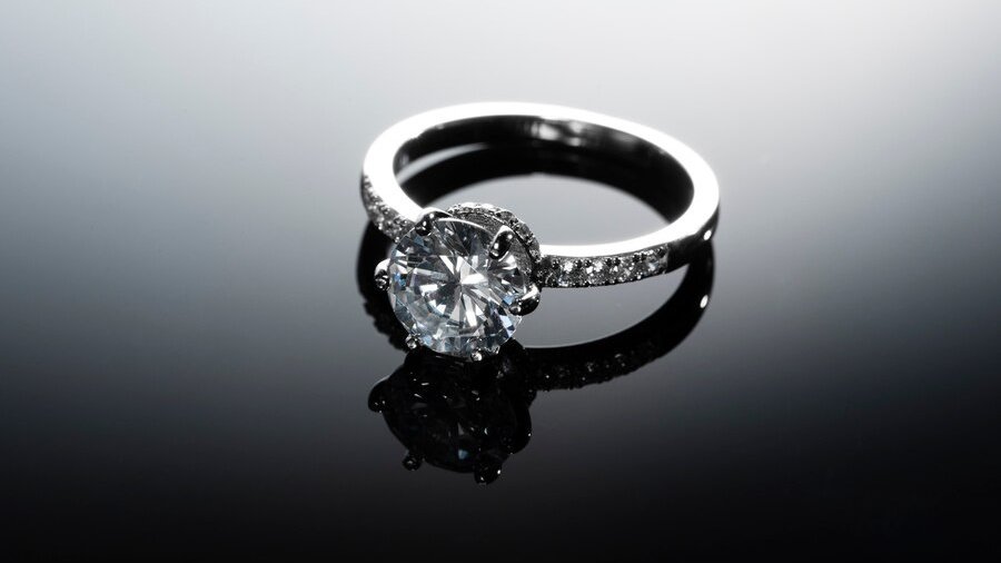 Серебряное кольцо с камнем.