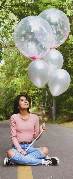 Девушка-Близнецы с воздушными шарами