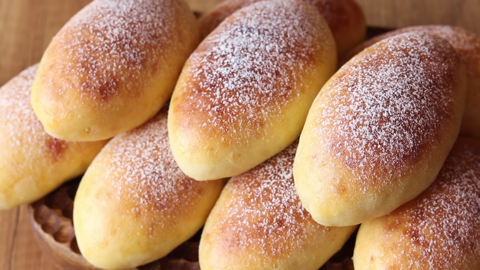 Пирожки с черникой, присыпанные мукой