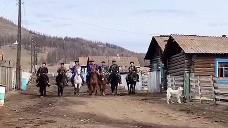 Жители села Улентуй приехали на лошадях голосовать за кандидата в президенты