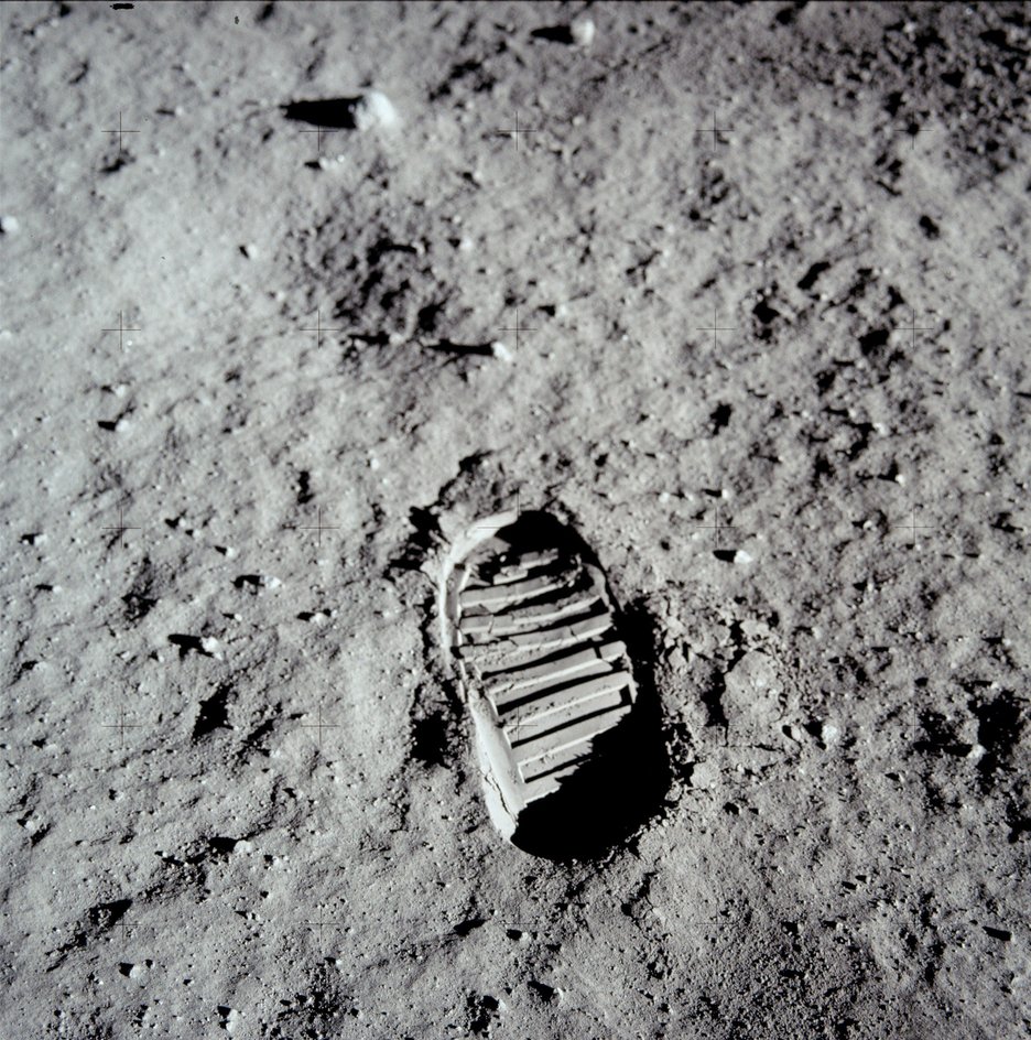 Отпечаток ноги База Олдрина на лунном грунте