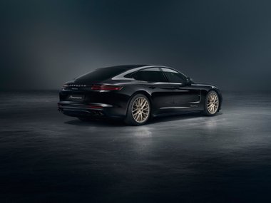 slide image for gallery: 25086 | Porsche Panamera 10 Years Edition