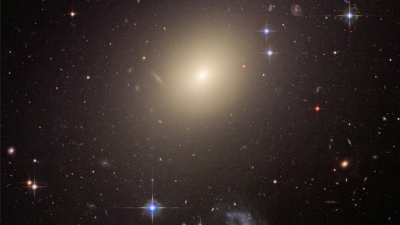 Изображение галактики ESO 325-G004. Источник: T. Collett et al. / Science