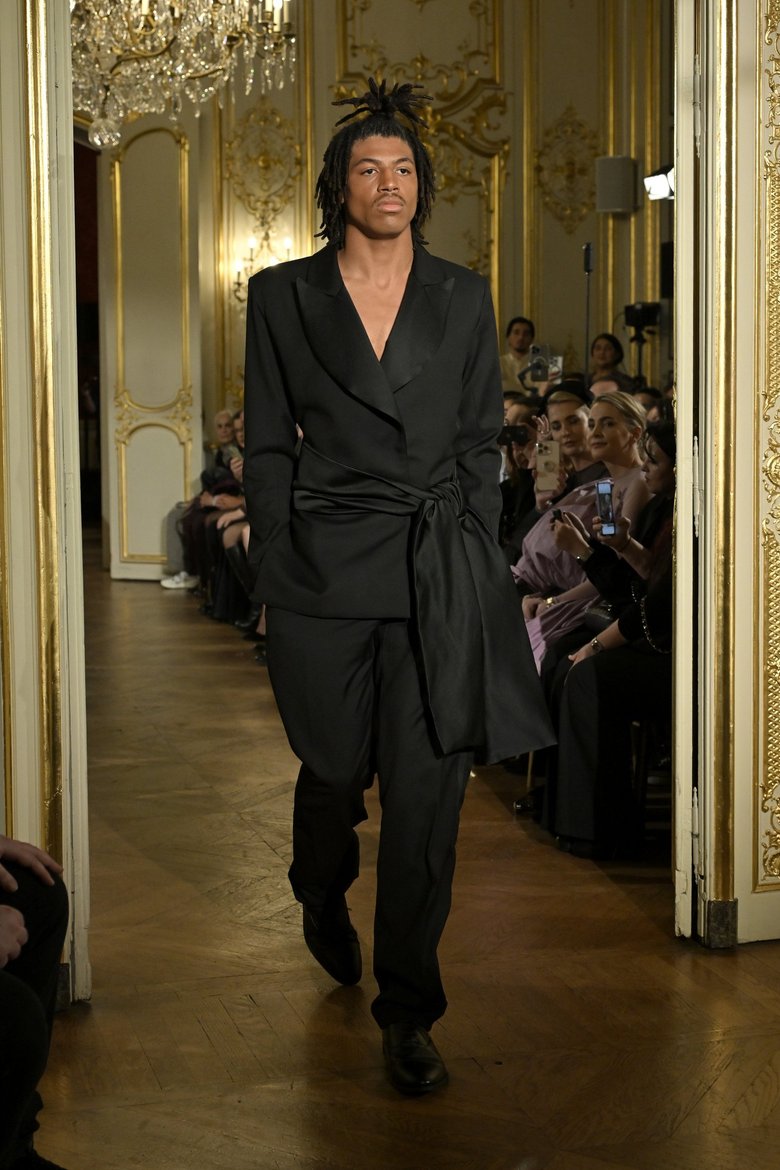 Генри Сэмюэль на показе Lena Erziak Haute Couture весна-лето 2025. Фото: Kristy Sparow / Contributor / Getty Images Генри Сэмюэль на показе Lena Erziak Haute Couture весна-лето 2025. Фото: Kristy Sparow / Contributor / Getty Images