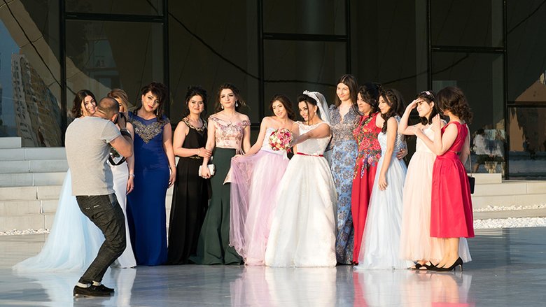 Невеста в окружении своих подруг. Баку, Азербайджан. Фото: legion-media.ru