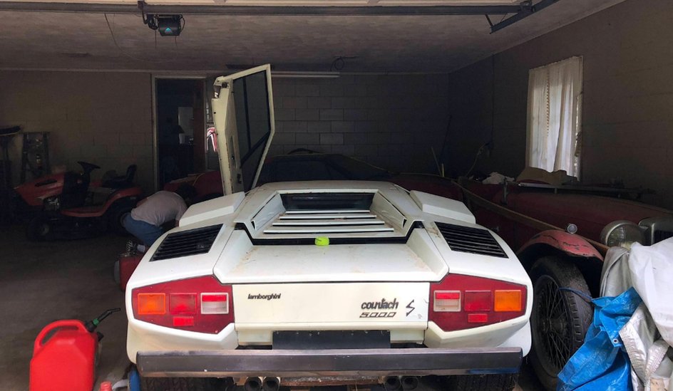 Белая Lamborghini Countach сзади покрыта горой хлама