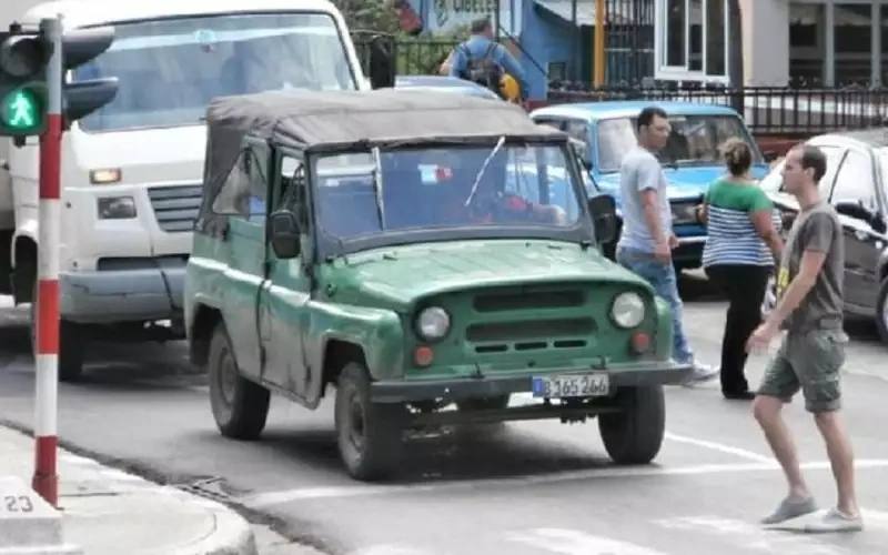Замученный жизнью на Кубе моноприводный УАЗ-469.