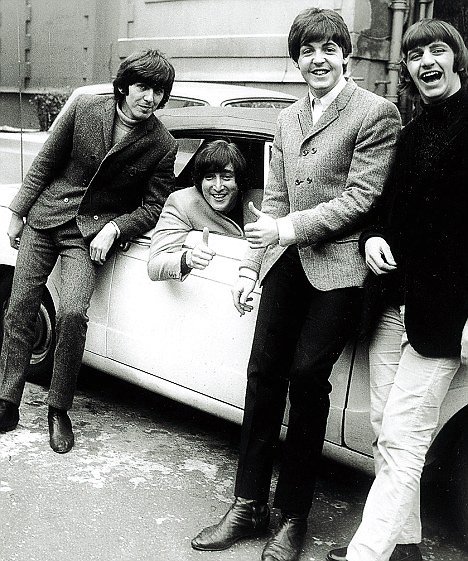 Участники The Beatles празднуют получение Джоном Ленноном водительских прав