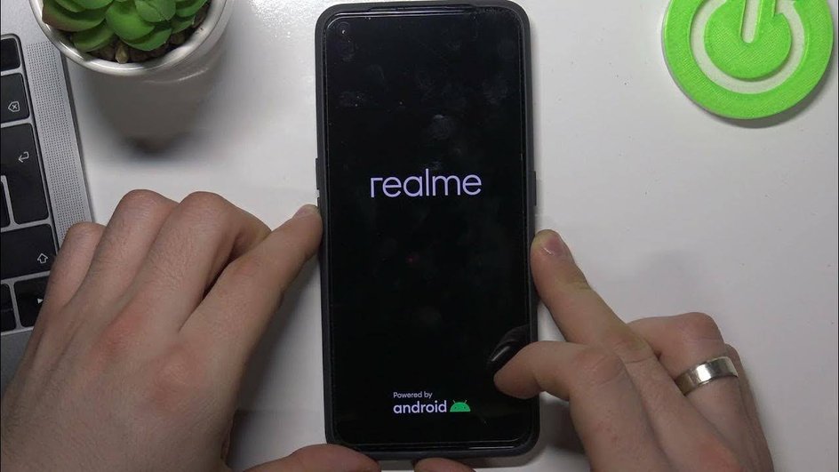 Смартфон Realme в руках человека