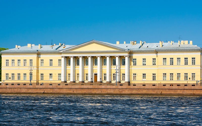 Здание Петербургской академии наук 