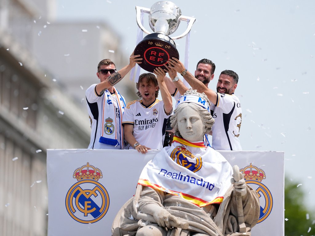 «Реал Мадрид» отпраздновал свой 36-й титул чемпиона Ла Лиги. Благодаря болельщикам Мбаппе тоже был там: фото