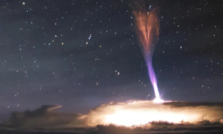 Фото удивительной вертикальной молнии. Источник: International Gemini Observatory 