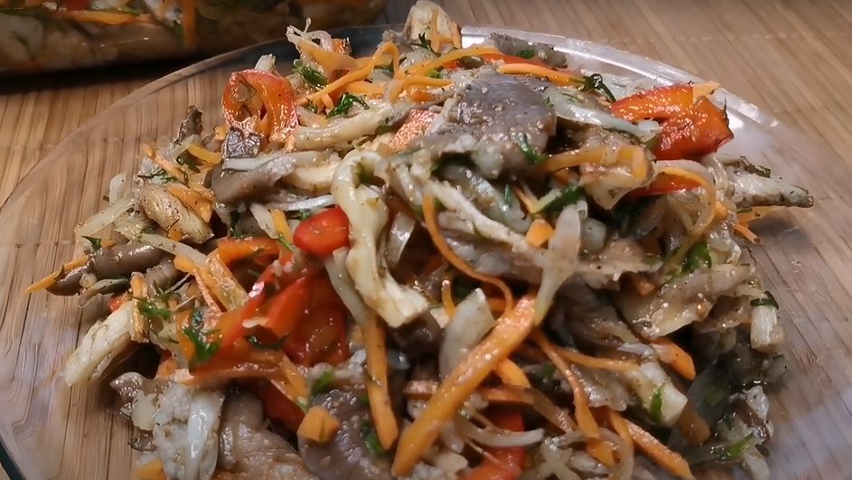 Маринованные вешенки по-корейски в тарелке Маринованные вешенки по-корейски в тарелке