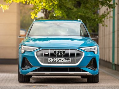 slide image for gallery: 26566 | Audi e-tron статика