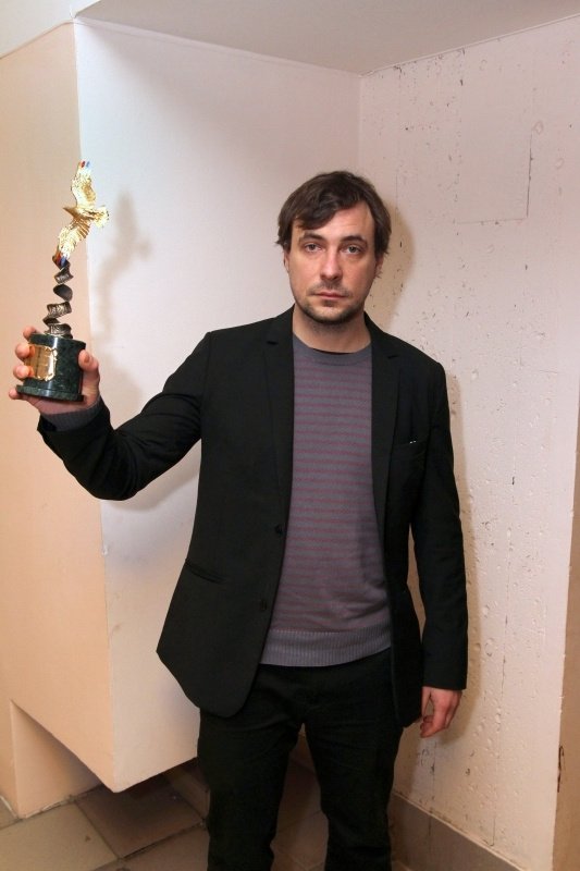 Актер успешен не только в семейной жизни, но и в профессии. Евгений Цыганов с премией «Золотой орел». 