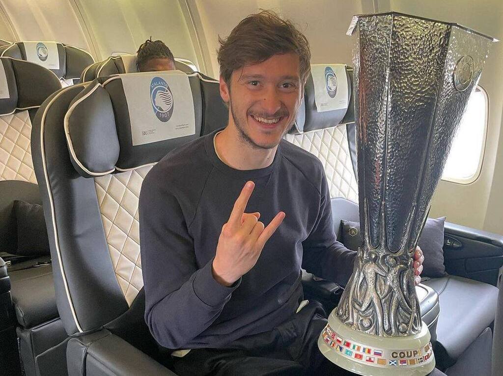 Миранчук выложил фото из самолета с кубком Лиги Европы