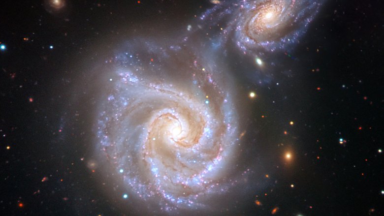 Так представляют встречу Млечного Пути и с маленькой галактикой «Сосиска» 9 биллионов лет назад. Следы встречи сейчас можно обнаружить по скорости и химии звезд. Изображениет: В. Белокуров (Кембридж, Великобритания); На основе изображения ESO / Juan Carlos Muñoz