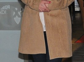 Slide image for gallery: 3417 | Комментарий «Леди Mail.Ru»: пальто пастельных оттенков, особенно классического бежевого, способно облагородить любой образ и придать ему элегантности — Бритни Спирс не исключение!