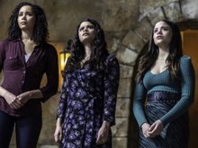 Мелони Диас, Сара Джеффри и Мадлен Манток в сериале «Зачарованные»