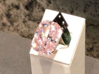 Content image for: 498435 | Один из крупнейших розовых бриллиантов в мире остался без хозяина