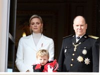 Content image for: 512536 | Печальная княгиня Монако появилась на публике в белоснежном наряде