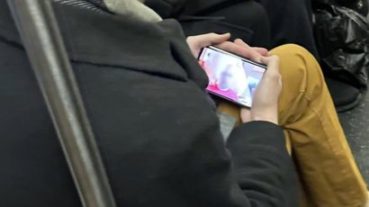 Смартфон в руках пользователя и рендер гаджета, опубликованный в сети. Фото: Reddit