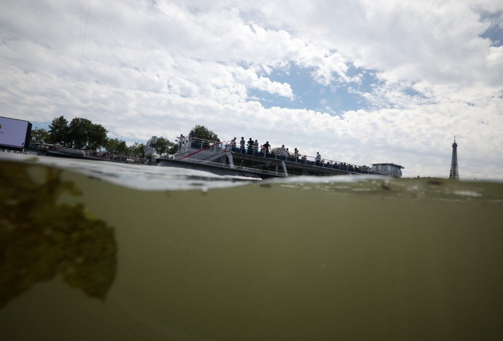 Тренировочные заплывы триатлонистов отменили из-за грязи в Сене