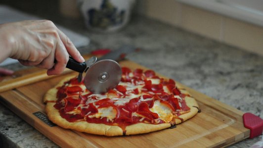 резать пиццу питсу